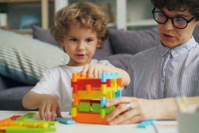 Parintii copiilor cu autism si sindrom Down vor primi suport din partea statului consiliere psihologica gratuita aprobata de Parlament