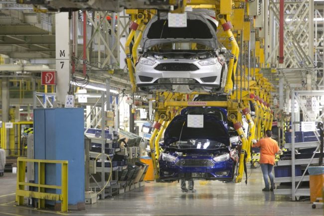 Pentagonul a purtat discutii cu Ford si GM privind sprijinirea productiei de armament