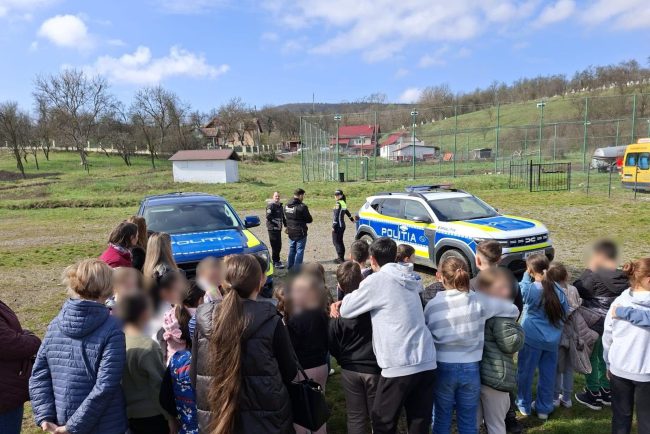 Politistii au intrat in doua scoli din Cluj provocand agitatie printre elevi Ce le au aratat criminalistii i a lasat fara cuvinte