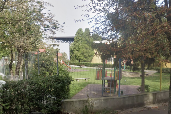 Scena surprinzatoare intr un parc din Cluj Persoanele fara adapost sau refugiat in tuburile de tobogan pentru copii