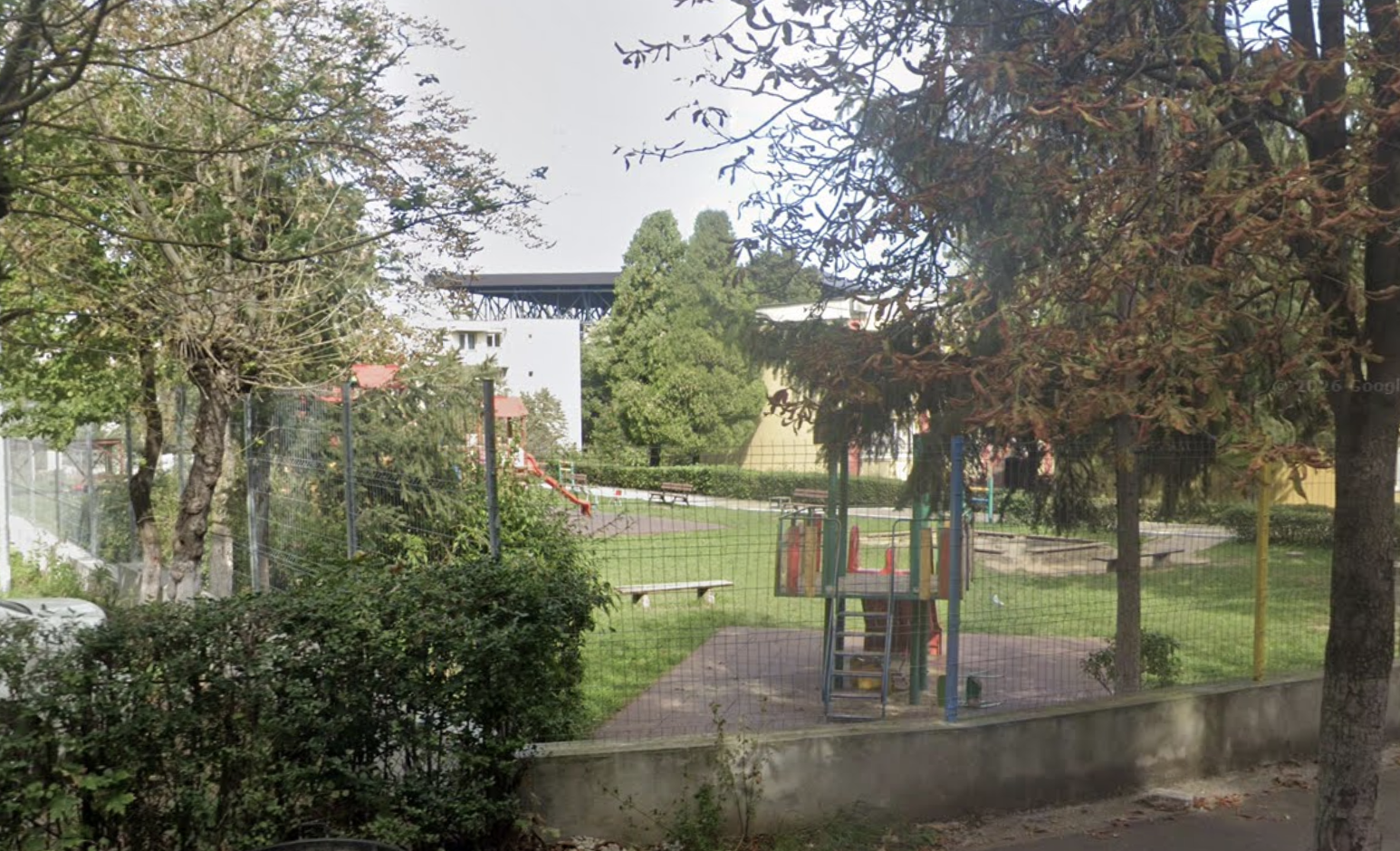 Scena surprinzatoare intr un parc din Cluj Persoanele fara adapost sau refugiat in tuburile de tobogan pentru copii