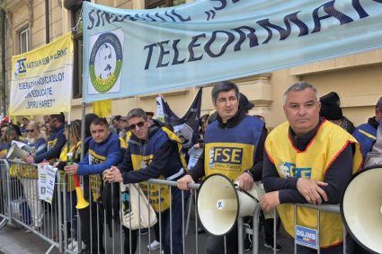 Sindicalistii din Educatie au protestat cu sirene si vuvuzele in fata Ministerului Nu ne fortati sa 1