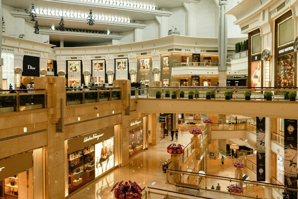 Singurul centru comercial deschis de Sarbatori