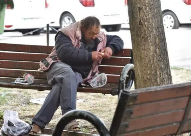 Situatie ingrijoratoare intr un cartier din Cluj Napoca Persoanele fara adapost provoaca probleme grave Lasam o mizerie de neconceput