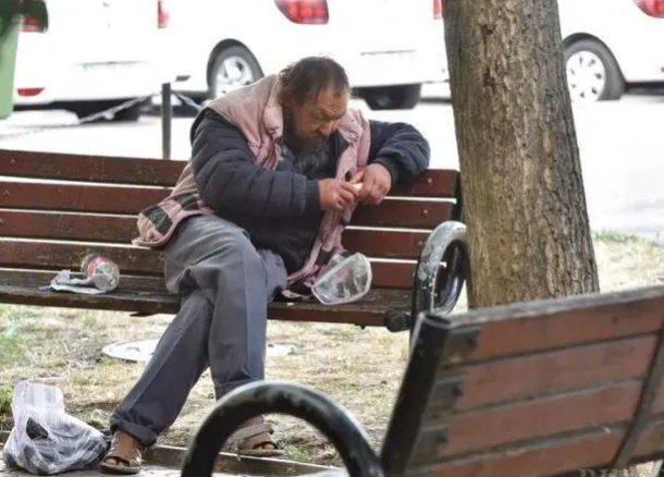 Situatie ingrijoratoare intr un cartier din Cluj Napoca Persoanele fara adapost provoaca probleme grave Lasam o mizerie de neconceput