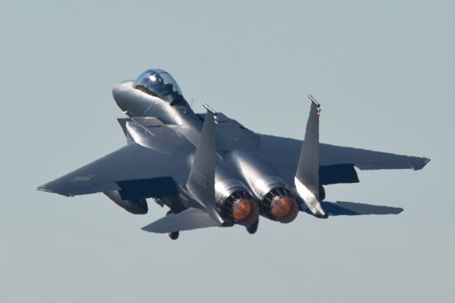 Tot ce trebuie sa stii despre avioanele de vanatoare F 15 Lovesc inainte de a fi depistate si ating viteze impresionante