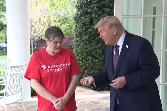 Trump da un bacsis de 100 de dolari unui livrator DoorDash la Casa Alba