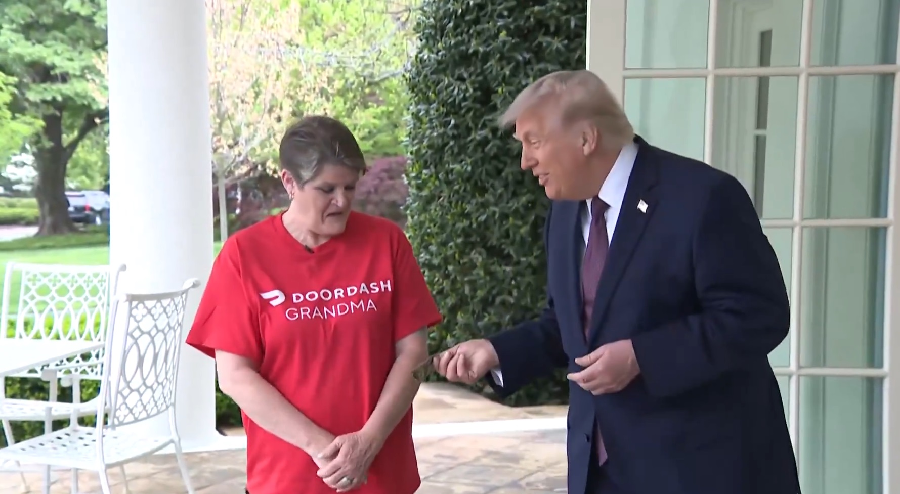 Trump da un bacsis de 100 de dolari unui livrator DoorDash la Casa Alba