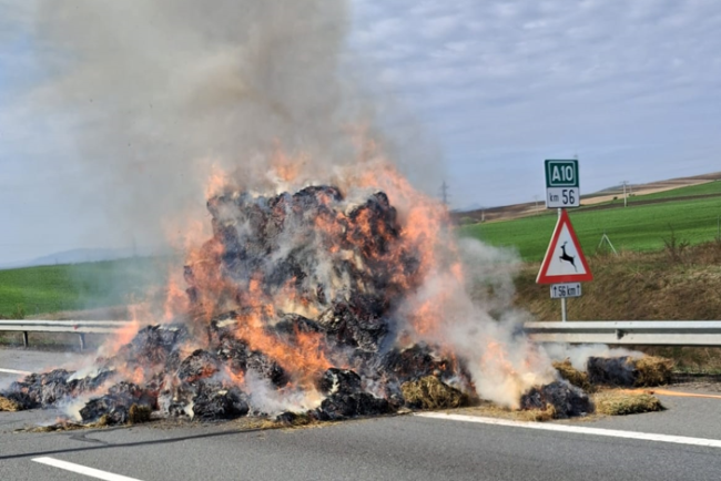 Un camion incarcat cu baloti de lucerna a luat foc traficul este oprit pe directia Turda Sebes FOTO