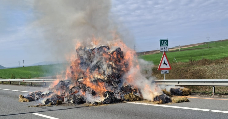 Un camion incarcat cu baloti de lucerna a luat foc traficul este oprit pe directia Turda Sebes FOTO
