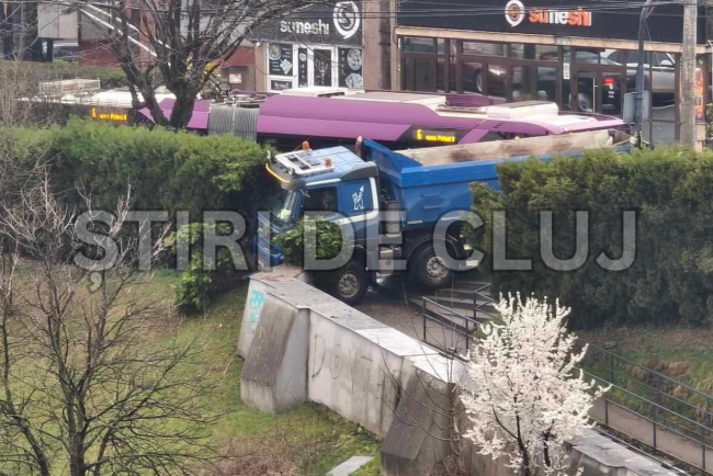 VIDEO Accident grav in Cluj O basculanta a iesit de pe sosea si a urcat pe trotuar evitand in ultima clipa un pieton Putea fi un adevrat dezastru
