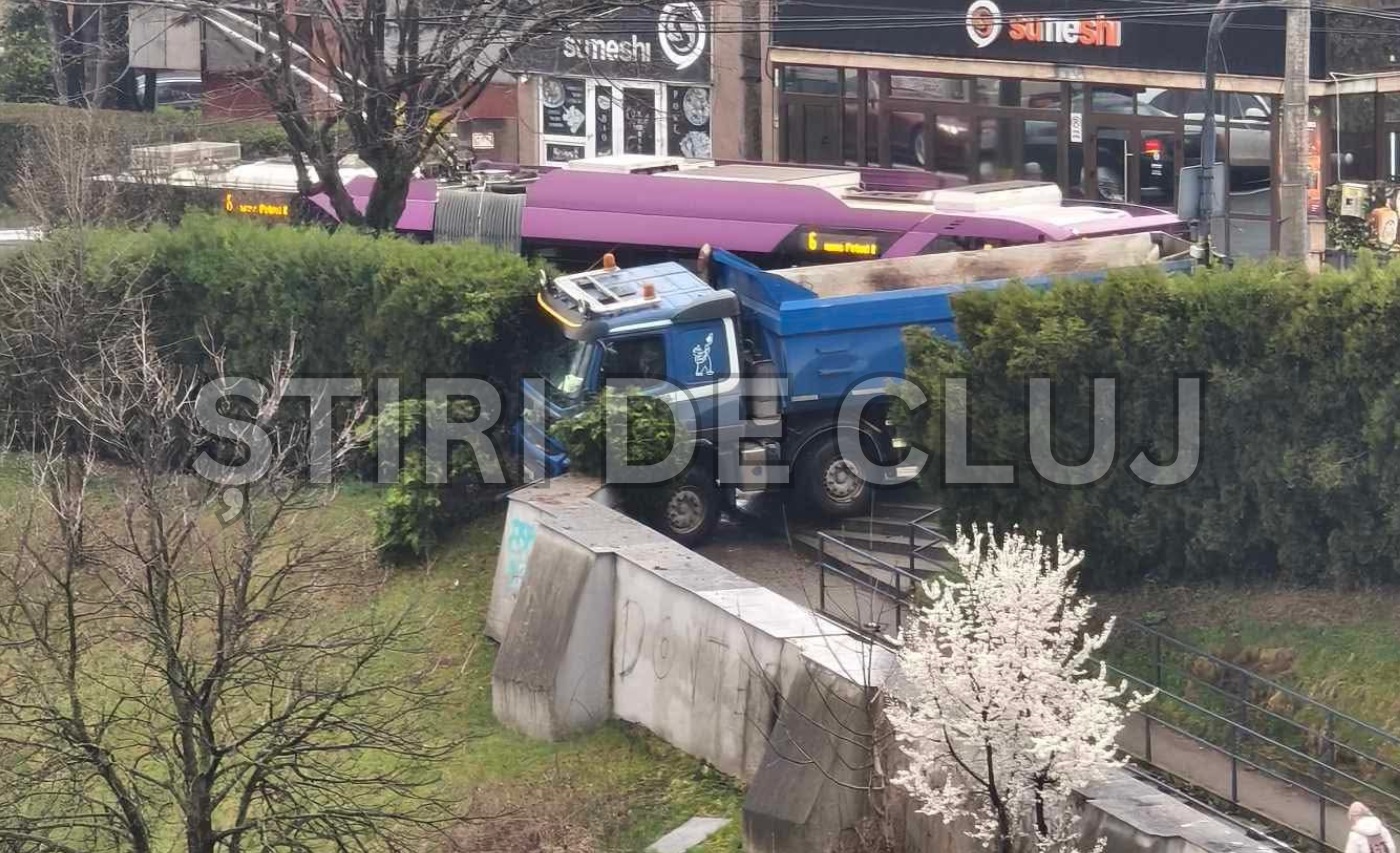 VIDEO Accident grav in Cluj O basculanta a iesit de pe sosea si a urcat pe trotuar evitand in ultima clipa un pieton Putea fi un adevrat dezastru