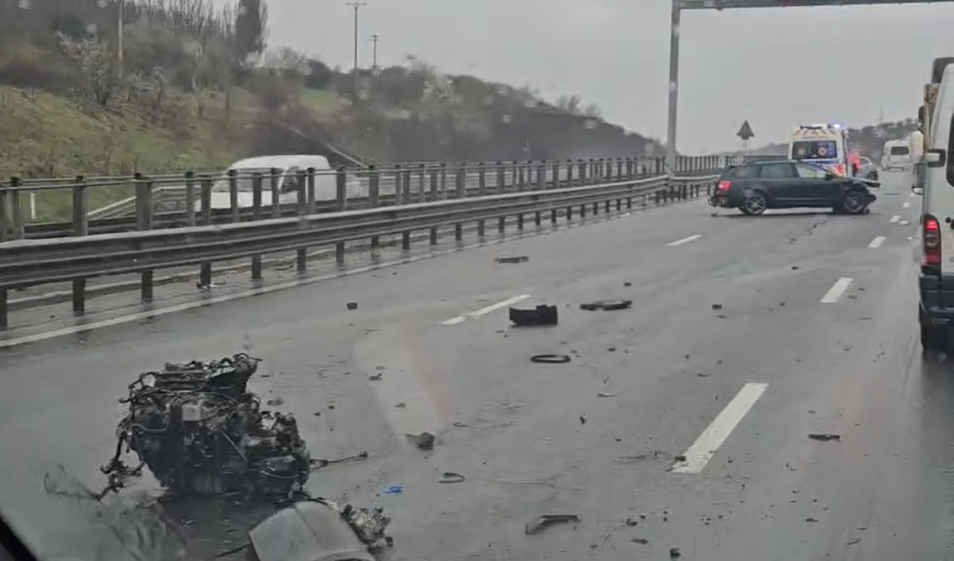VIDEO Accident pe Autostrada Transilvania A3 in acest moment Pompierii intervin pentru descarcerare Doi barbati raniti primesc ingrijiri medicale