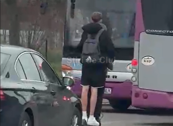 VIDEO Doi tineri isi risca viata pe o trotineta electrica in Cluj pe Taietura Turcului intr o ora de vrf Oricand putea sa se produc o tragedie