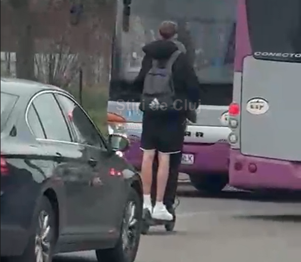 VIDEO Doi tineri isi risca viata pe o trotineta electrica in Cluj pe Taietura Turcului intr o ora de vrf Oricand putea sa se produc o tragedie