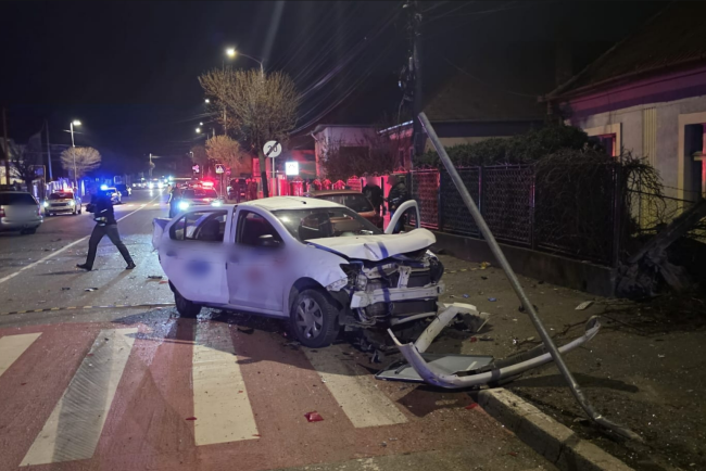 VIDEO Un sofer complet beat la volanul unui Mercedes a provocat un accident in noaptea acesta pe strada Maramuresului din Cluj A intrat cu masina intr un taxi dupa care a izbit un gard Doi raniti