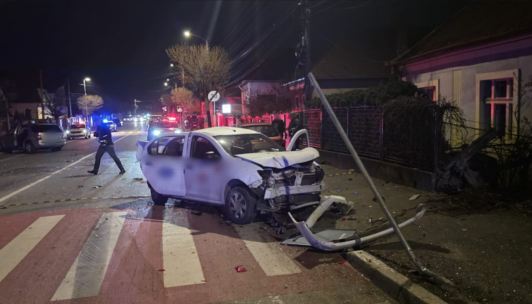VIDEO Un sofer complet beat la volanul unui Mercedes a provocat un accident in noaptea acesta pe strada Maramuresului din Cluj A intrat cu masina intr un taxi dupa care a izbit un gard Doi raniti
