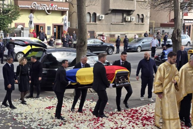 actualizare mircea lucescu este inmormantat astazi cu onoruri militare sicriul cu trupul neinsufletit a fost scos din biserica gigi becali toata lumea a vorbit doar la superlativ era indravard un om extraordinar bun