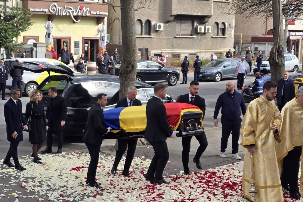 actualizare mircea lucescu este inmormantat astazi cu onoruri militare sicriul cu trupul neinsufletit a fost scos din biserica gigi becali toata lumea a vorbit doar la superlativ era indravard un om extraordinar bun