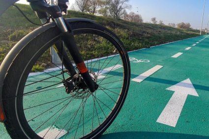 capcana pentru biciclisti pe o strada din cluj pista se termina brusc dupa trecerea de pietoni iar soferii nu sunt constienti de existenta ei