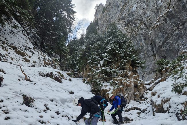 doi turisti blocati intr o zona greu accesibila din masivul piatra craiului au fost salvati de jandarmii montani