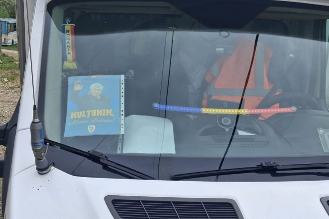 gest emotionant in trafic la cluj localnicii l au purtat pe mircea lucescu prin tot orasul autocolante cu imaginea maestrului lipite pe masi dupa moartea sa