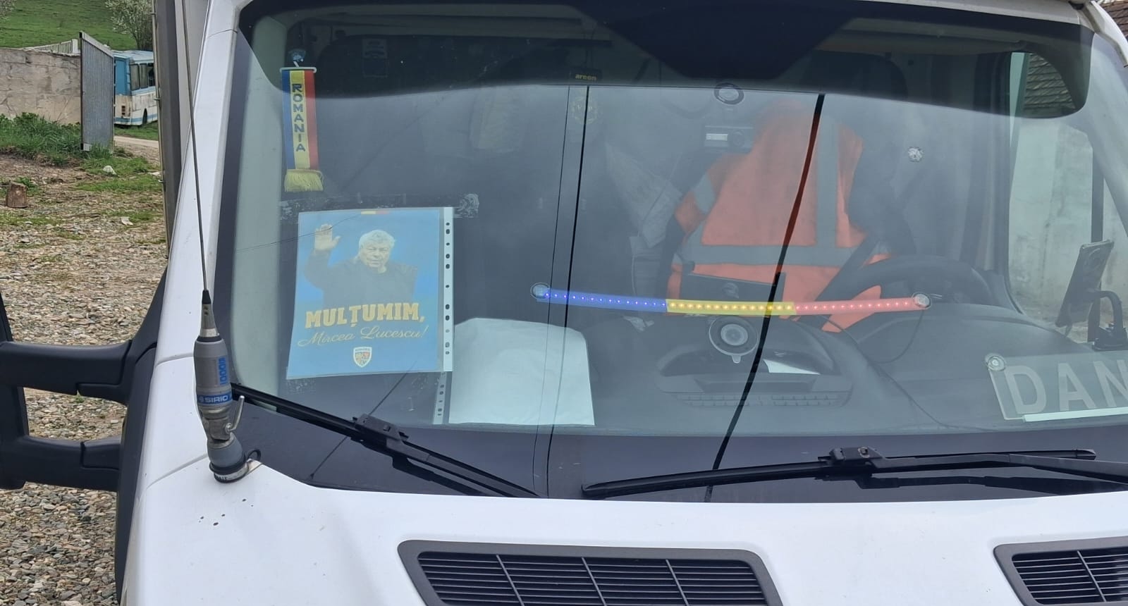 gest emotionant in trafic la cluj localnicii l au purtat pe mircea lucescu prin tot orasul autocolante cu imaginea maestrului lipite pe masi dupa moartea sa