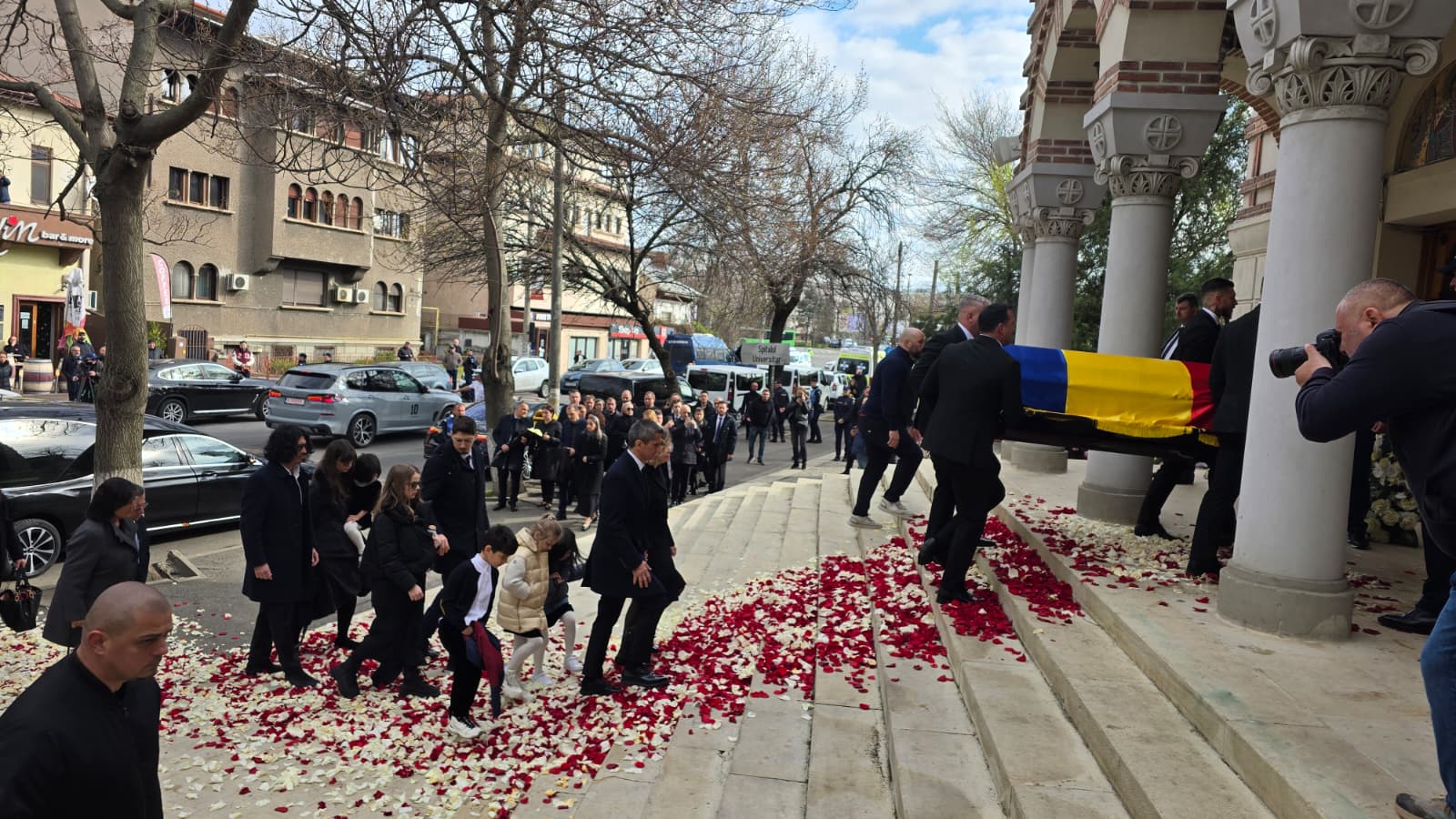 mircea lucescu va fi inmormantat astazi cu onoruri militare slujba va incepe in curand la biserica sf elefterie