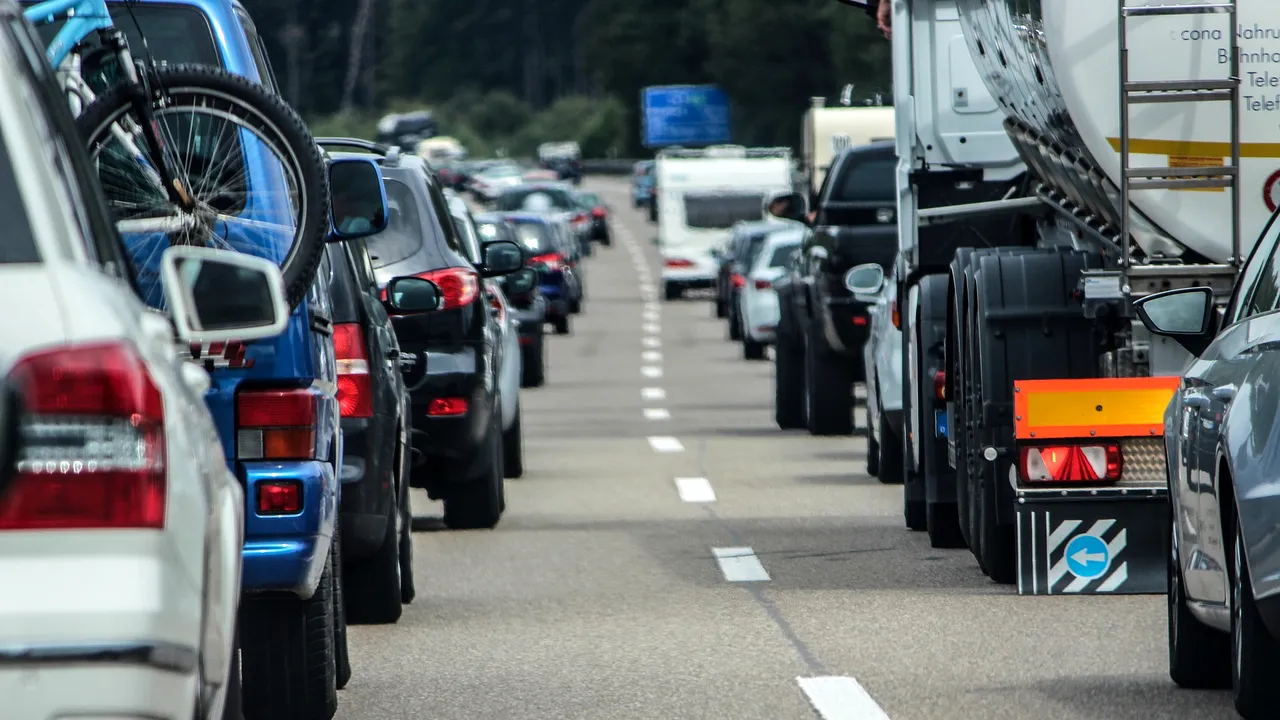 restrictii de circulatie pentru vehiculele cu greutatea de peste 75 tone pe 30 aprilie si 1 mai pe trei drumuri nationale