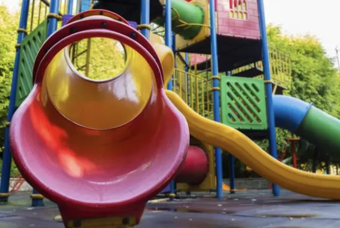scandal in cluj napoca terenu l de joaca pentru copii dintr un parc transformat in adapost de persoane fara adapost