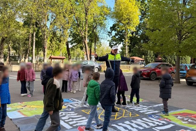 scena surprinzatoare la un liceu din cluj politistii au intrat in salile de clasa si i au invatat pe elevi cum sa si protejeze viata in trafic