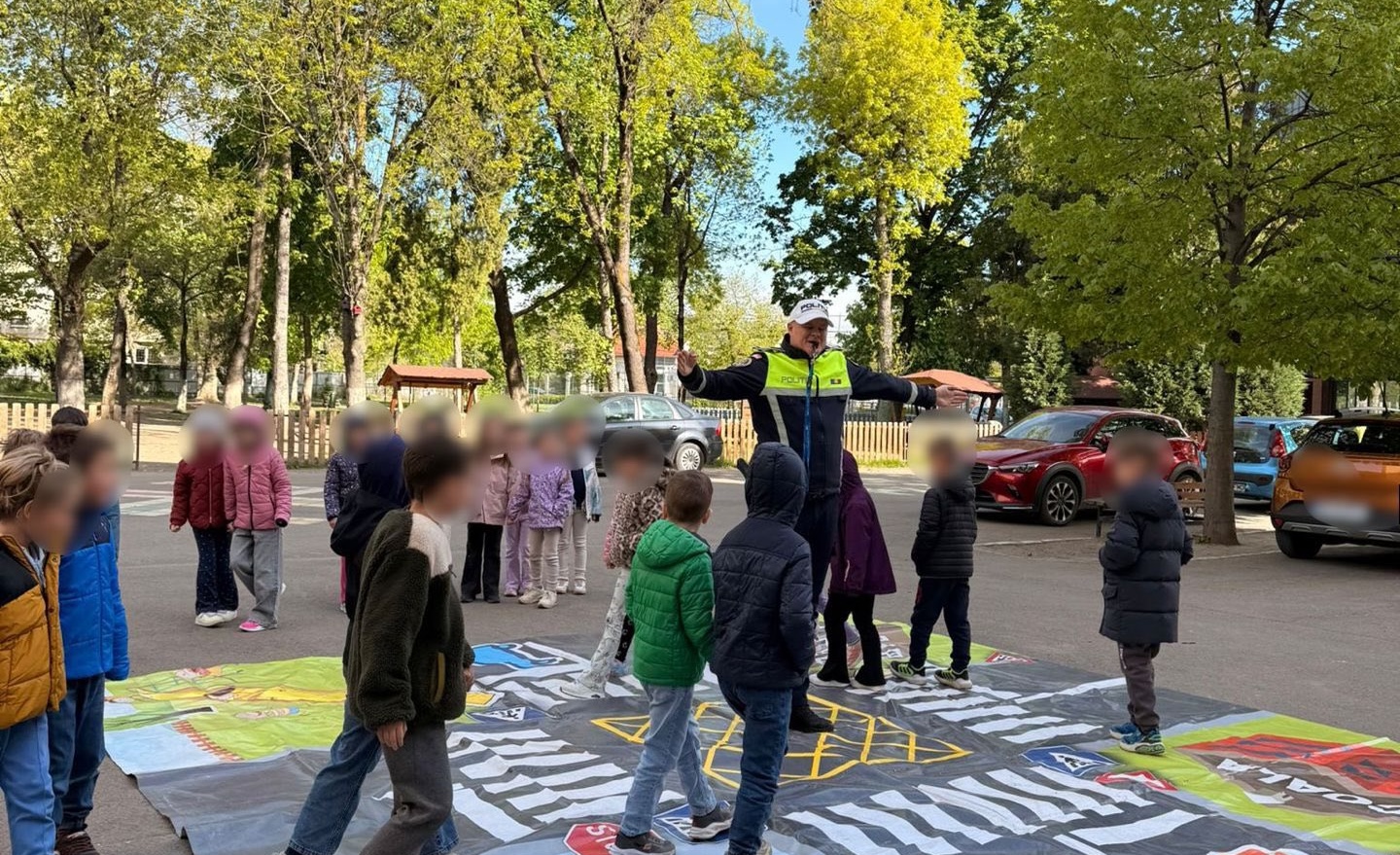 scena surprinzatoare la un liceu din cluj politistii au intrat in salile de clasa si i au invatat pe elevi cum sa si protejeze viata in trafic
