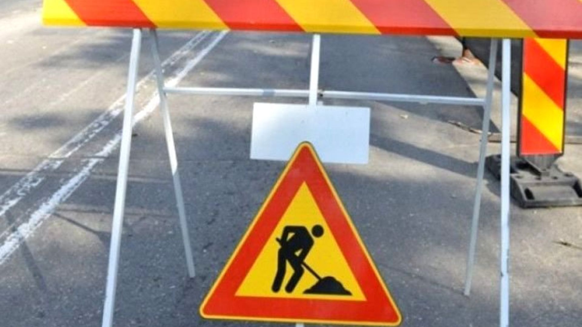 strada complet inchisa in floresti cluj traficul este blocat timp de ore intregi din cauza unei avarii la reteaua de apa soferii trebuie sa isi schimbe rutele
