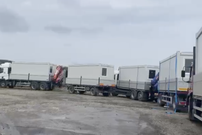 video ajutorul este pe drumul spre turda primele containere au ajuns dupa incendiul care a lasat 65 de persoane fara adapost alte locuinte modulare vor sosi in curand