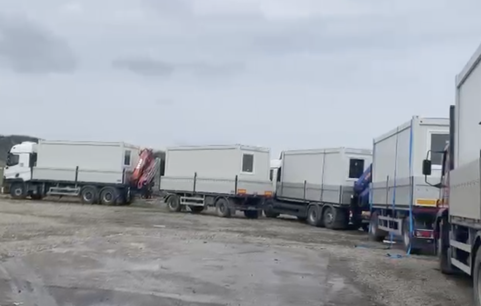 video ajutorul este pe drumul spre turda primele containere au ajuns dupa incendiul care a lasat 65 de persoane fara adapost alte locuinte modulare vor sosi in curand