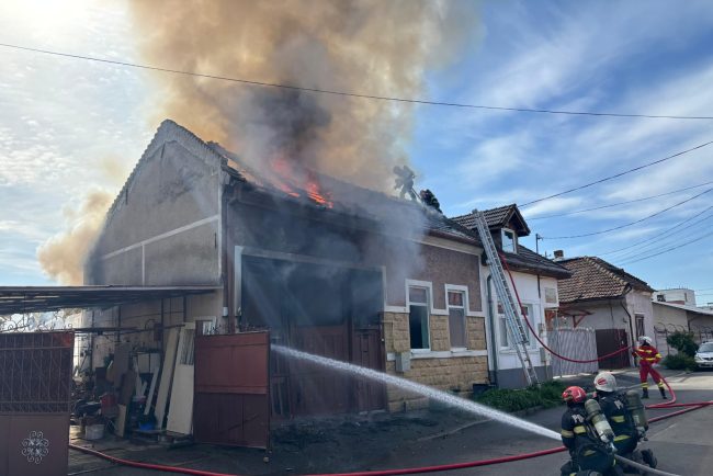 video incendiu devastator in cluj napoca o familie a ramas fara casa garaj si masina un barbat a suferit un atac de panica dupa ce totul a fost facut scrum