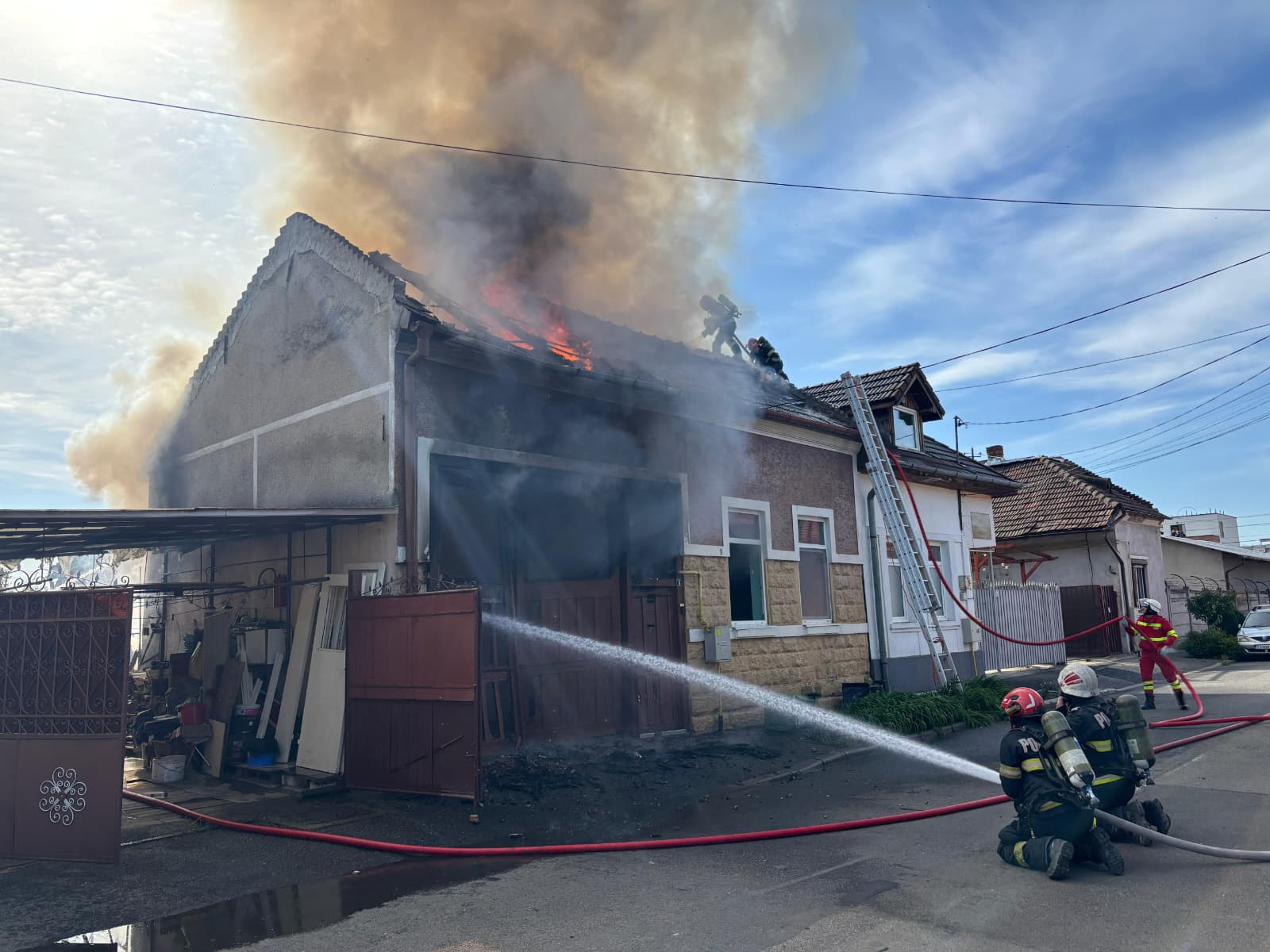 video incendiu devastator in cluj napoca o familie a ramas fara casa garaj si masina un barbat a suferit un atac de panica dupa ce totul a fost facut scrum