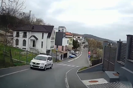 video sens unic pentru mortalii de rand opcional pentru cei in uniforma un taximetrist din cluj a surprins o masina de politie circuland pe interzis
