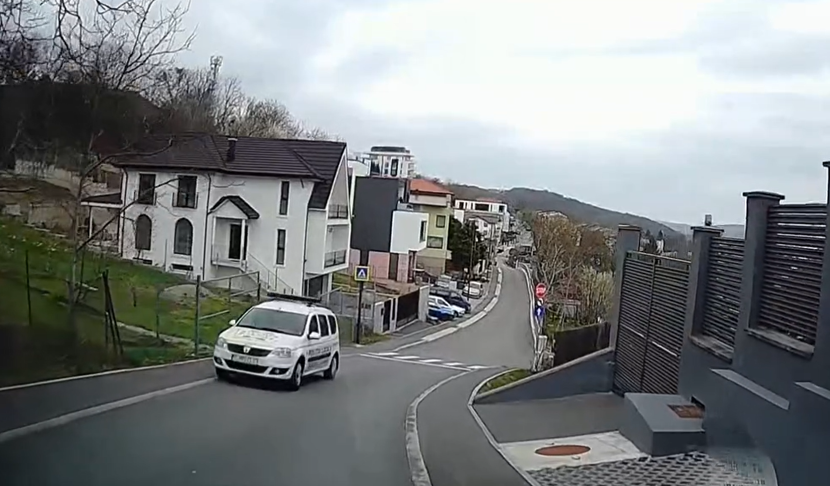 video sens unic pentru mortalii de rand opcional pentru cei in uniforma un taximetrist din cluj a surprins o masina de politie circuland pe interzis