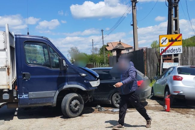Accident intre trei vehicule in judetul Arges Doua persoane au fost transportate la spital