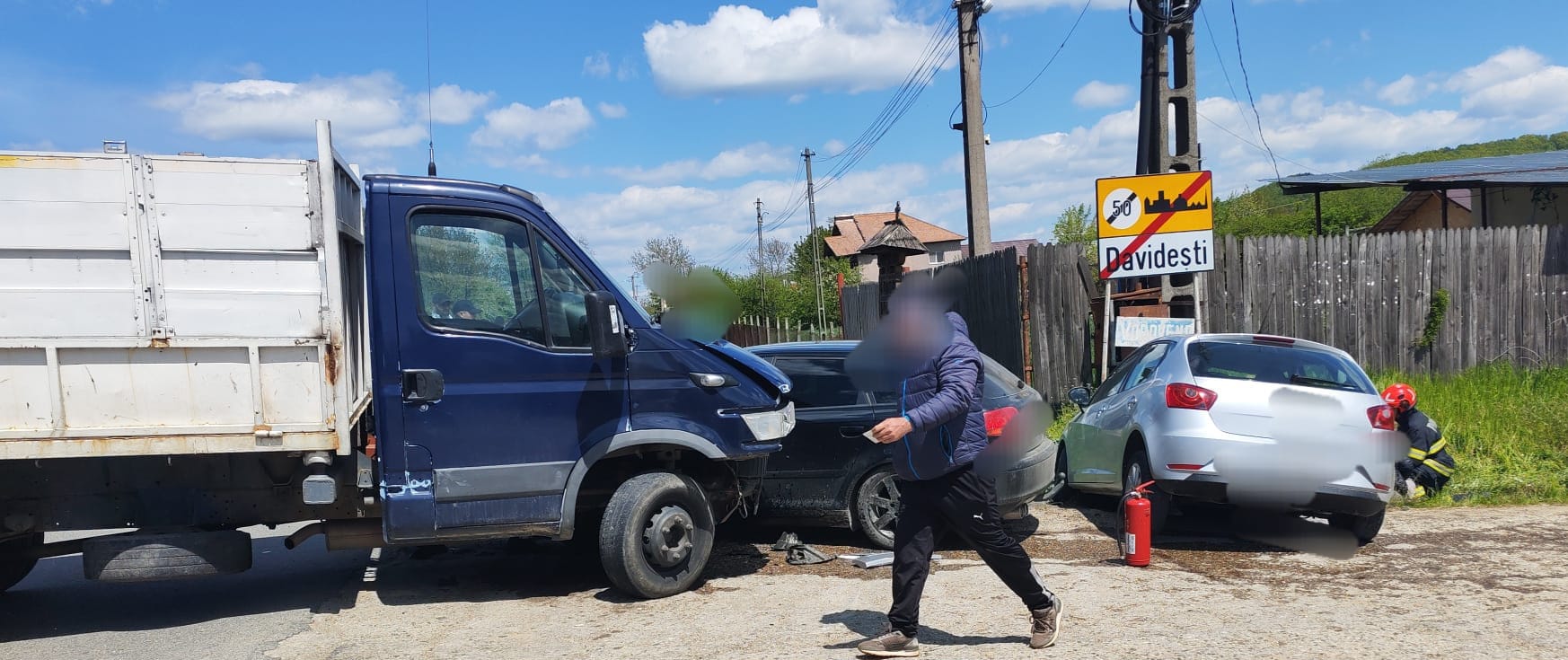 Accident intre trei vehicule in judetul Arges Doua persoane au fost transportate la spital