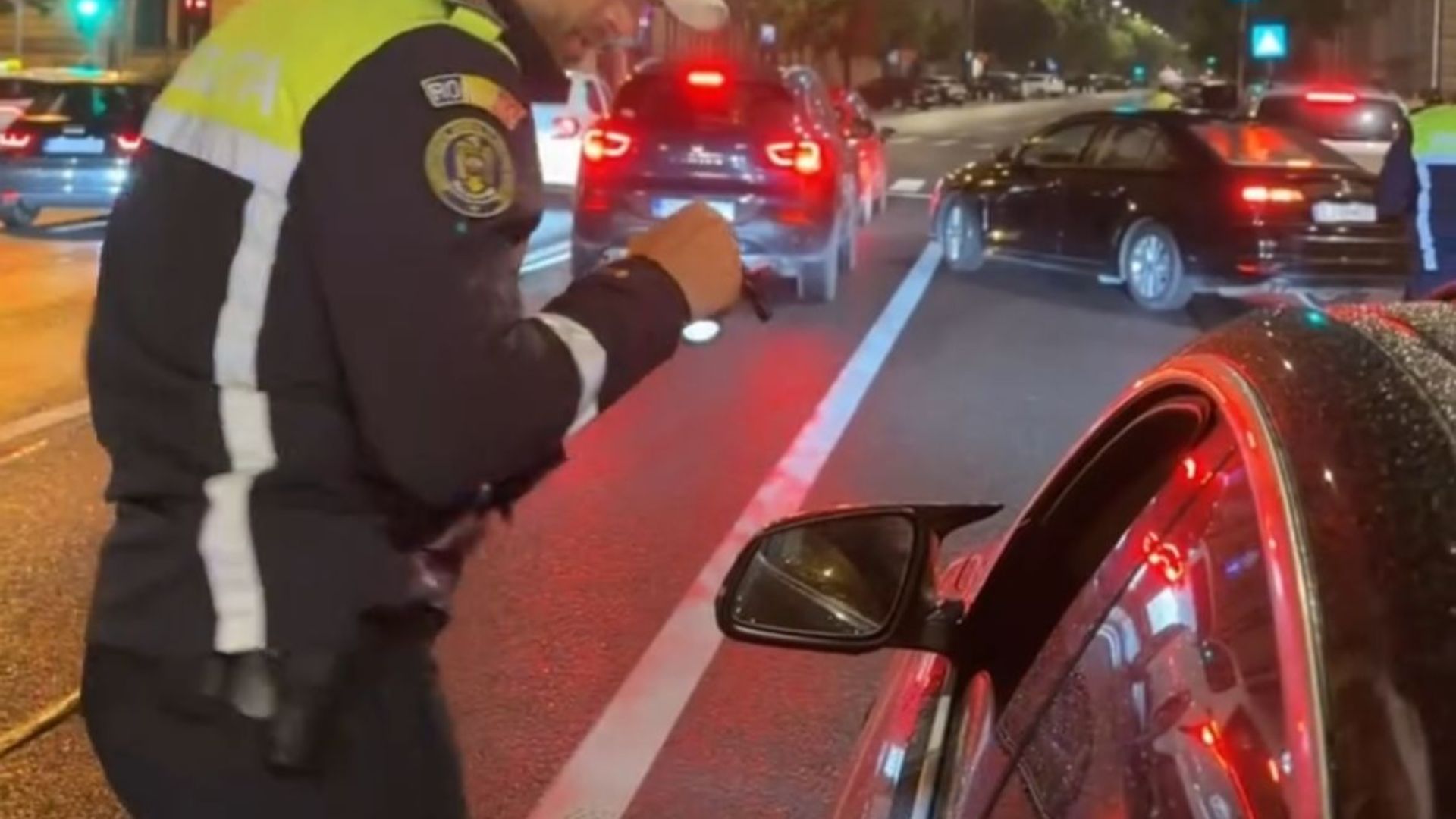Actiuni de control pe drumurile din Cluj Sute de soferi verificati permise confiscate si cazuri de conducere sub influenta alcoolului descoperite intr o singura seara
