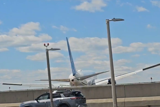 Aterizare neobisnuita Un avion Boeing 767 s a ciocnit cu un camion de livrari pe o autostrada