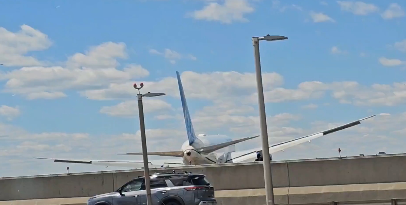 Aterizare neobisnuita Un avion Boeing 767 s a ciocnit cu un camion de livrari pe o autostrada