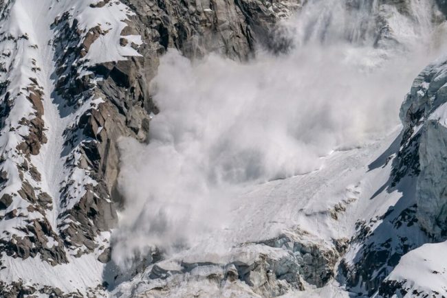 Avalansa in Valea Coshitlei O persoana prinsa sub zapada Salvamontistii intervin cu caini de cautare si elicopter