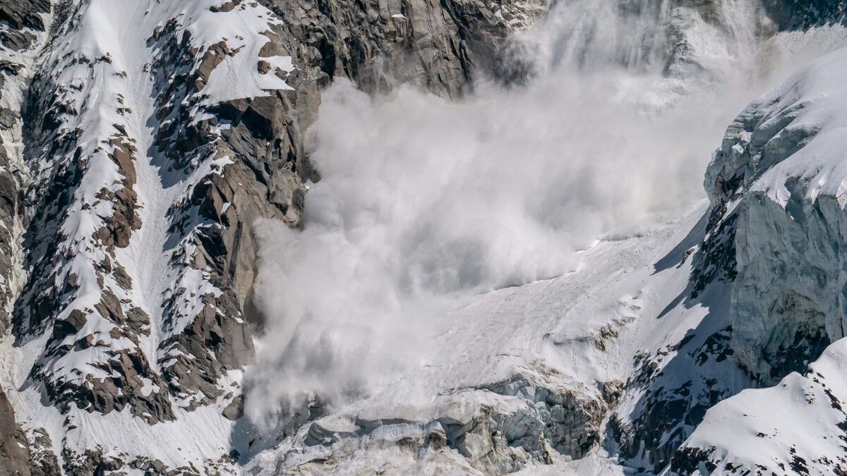 Avalansa in Valea Coshitlei O persoana prinsa sub zapada Salvamontistii intervin cu caini de cautare si elicopter