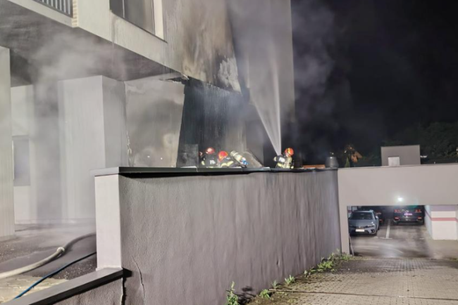 Cauza incendiului care a afectat facada unui bloc din Cluj Napoca Trei apartamente inundate cu fum pompierii au intervenit rapid