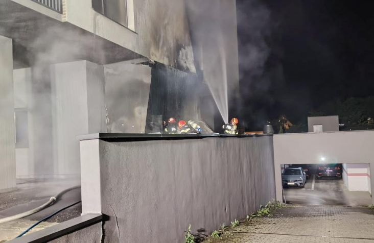 Cauza incendiului care a afectat facada unui bloc din Cluj Napoca Trei apartamente inundate cu fum pompierii au intervenit rapid