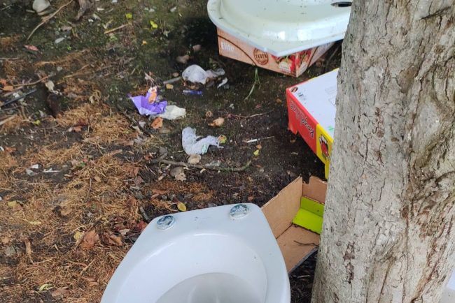 Ce mai arunca romanii pe marginea drumului toalete saci cu imbracaminte si gunoi menajer