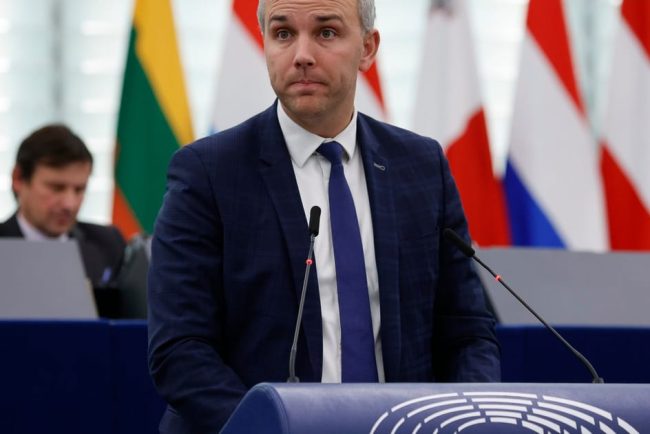 Cercul de incredere al lui Manfred Weber se restrange dupa demisia sefului sau de cabinet